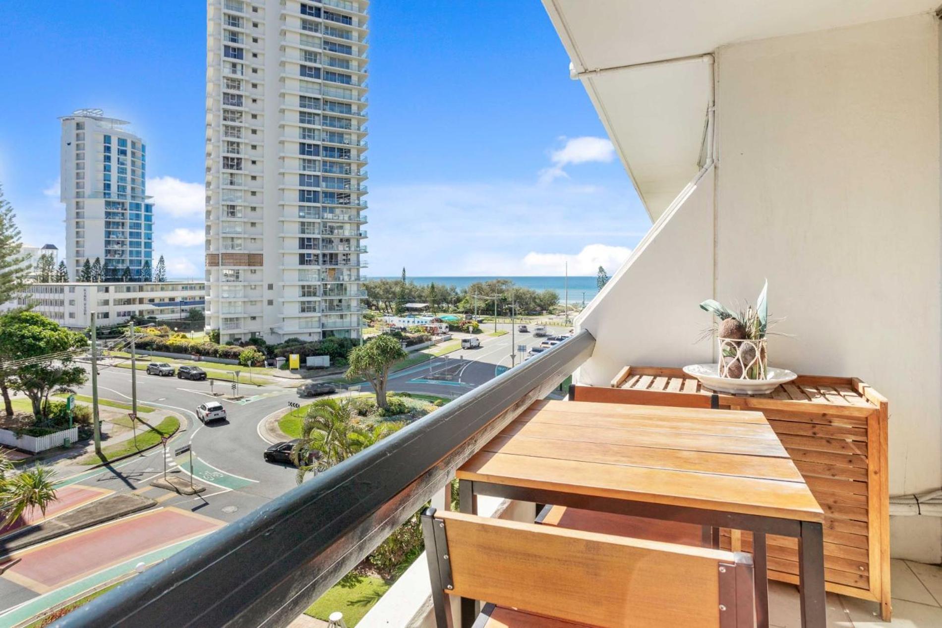 Hi Ho Beach Apartments On Broadbeach Gold Coast Exterior photo