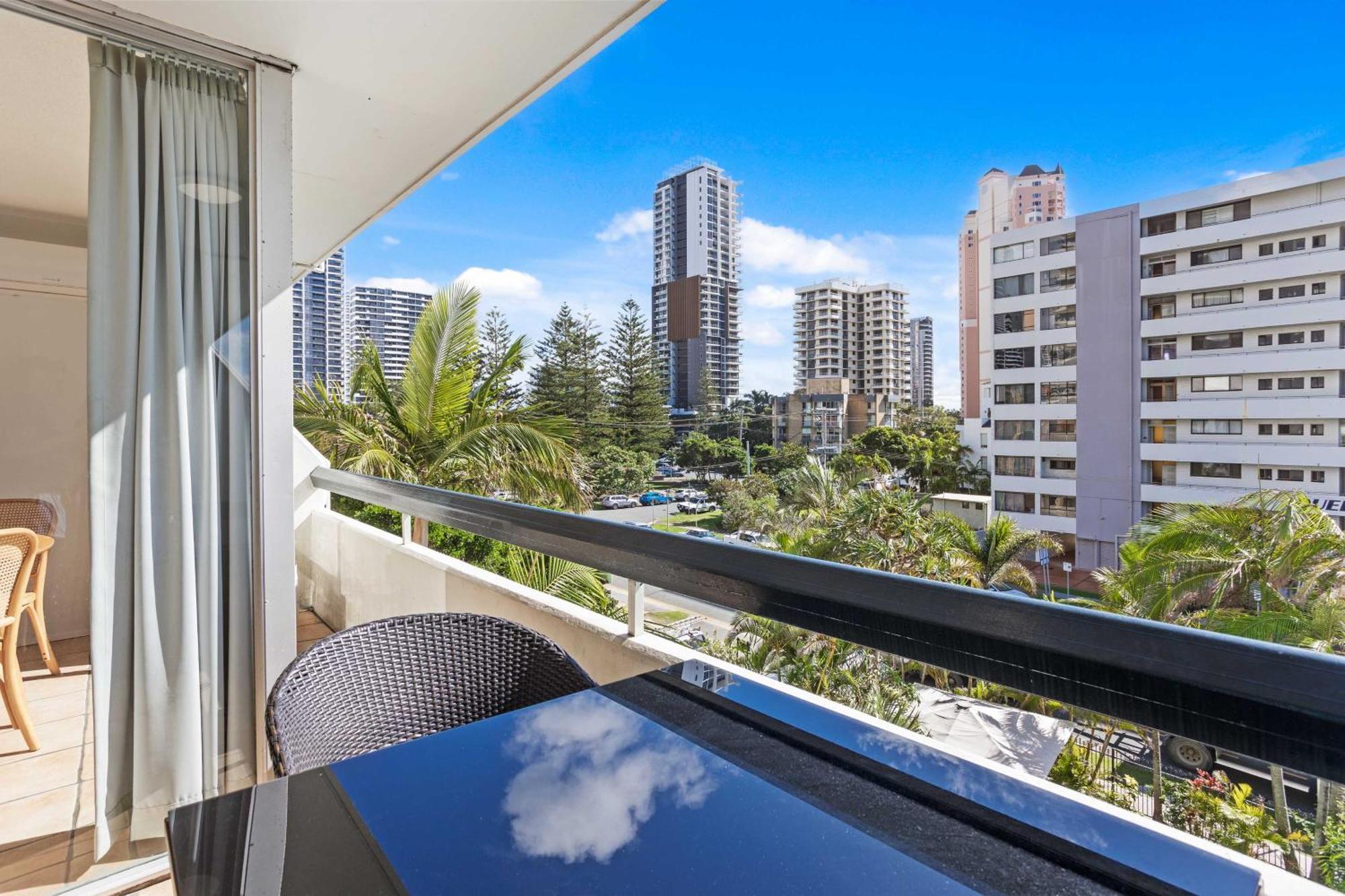 Hi Ho Beach Apartments On Broadbeach Gold Coast Exterior photo